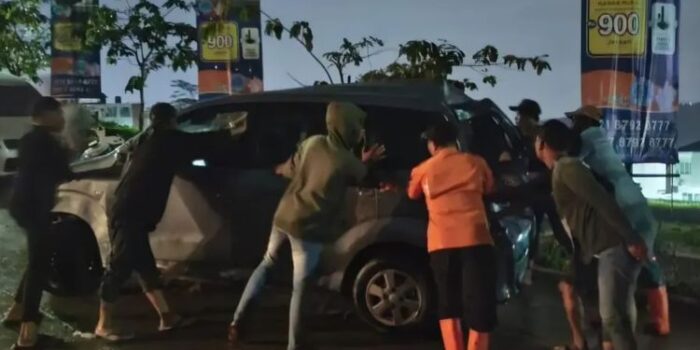 Mobil viral terbawa banjir di Bogor, jalan ke rumah Prabowo terputus Mobil viral terbawa banjir di Bogor, jalan ke rumah Prabowo terputus