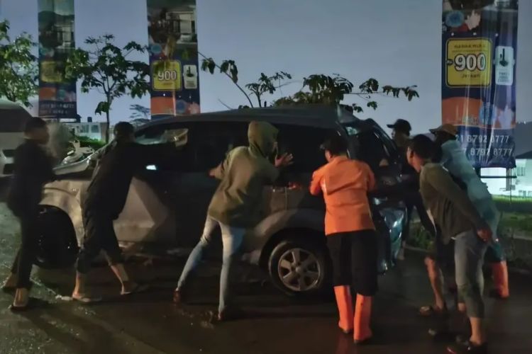 Mobil viral terbawa banjir di Bogor, jalan ke rumah Prabowo terputus Mobil viral terbawa banjir di Bogor, jalan ke rumah Prabowo terputus