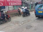 Dua Minggu Dibiarkan Rusak, Jalan Bogor Bikin Bemper Mobil Nyangkut Dua Minggu Dibiarkan Rusak, Jalan Bogor Bikin Bemper Mobil Nyangkut