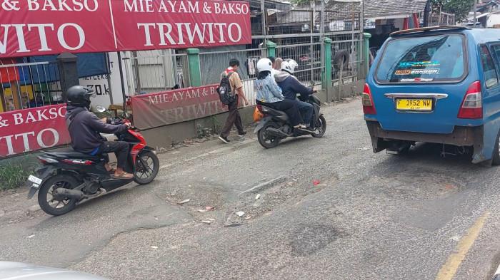 Dua Minggu Dibiarkan Rusak, Jalan Bogor Bikin Bemper Mobil Nyangkut Dua Minggu Dibiarkan Rusak, Jalan Bogor Bikin Bemper Mobil Nyangkut