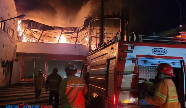 Truk Paket Shopee SPX Terbakar di Gudang Randu Garut, Kerugian Capai Rp75 Juta Truk Paket Shopee SPX Terbakar di Gudang Randu Garut, Kerugian Capai Rp75 Juta