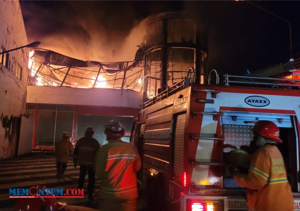 Truk Paket Shopee SPX Terbakar di Gudang Randu Garut, Kerugian Capai Rp75 Juta Truk Paket Shopee SPX Terbakar di Gudang Randu Garut, Kerugian Capai Rp75 Juta