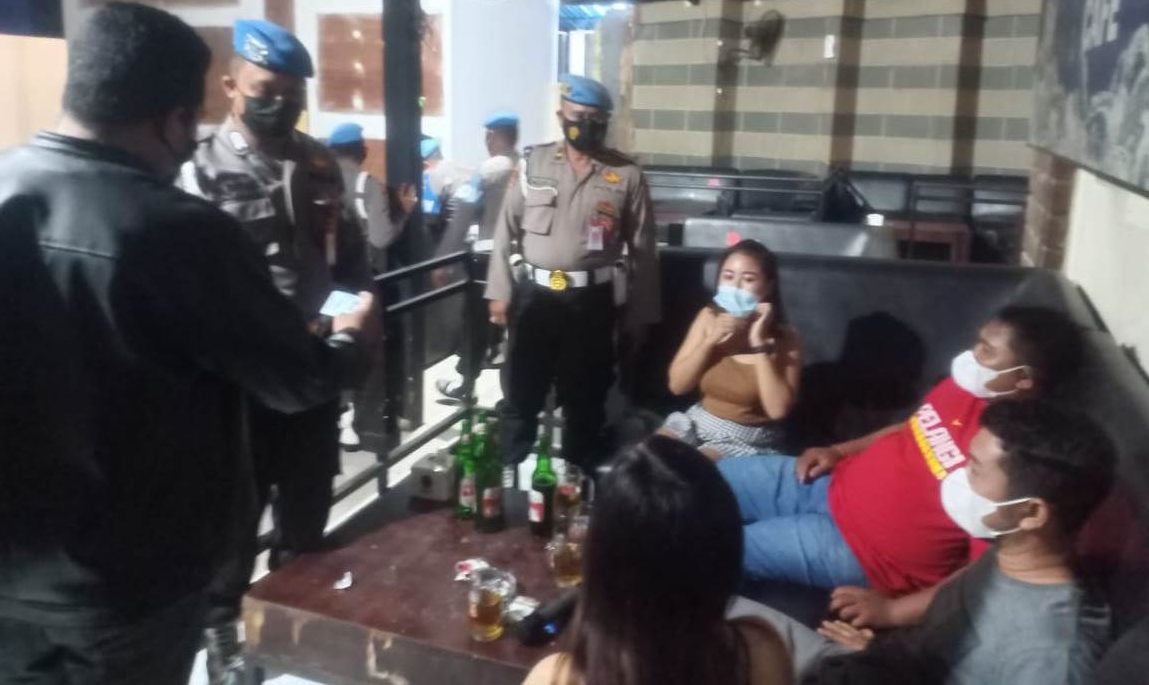 PM dan Propam Cek Kesehatan Pengunjung Tempat Hiburan Malam di Cirebon PM dan Propam Cek Kesehatan Pengunjung Tempat Hiburan Malam di Cirebon