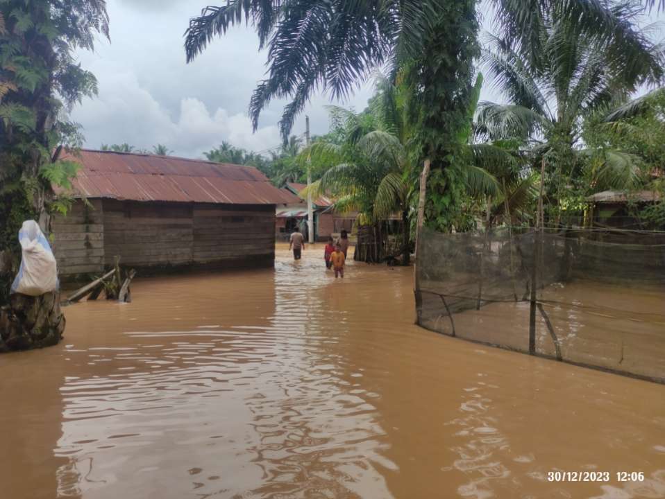 PESAN DARURAT: Sungai Cilutung Meluap, Ratusan Rumah Terendam di 3 Desa Tomo Sumedang PESAN DARURAT: Sungai Cilutung Meluap, Ratusan Rumah Terendam di 3 Desa Tomo Sumedang