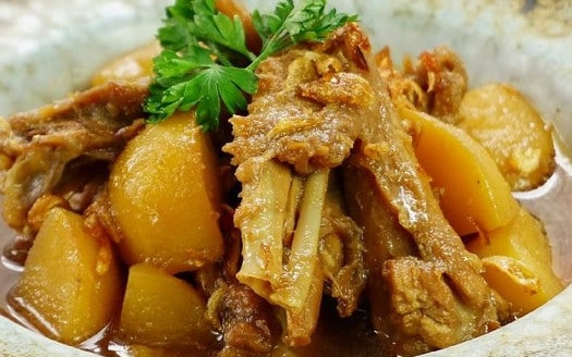 Menu rumahan spesial: semur ayam kentang kuah melimpah khas Surabaya, resep lezat dan mudah Menu rumahan spesial: semur ayam kentang kuah melimpah khas Surabaya, resep lezat dan mudah