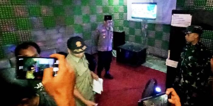 Karaoke Tersembunyi di Cirebon Tetap Beroperasi Saat Ramadhan Digeruduk Polisi Karaoke Tersembunyi di Cirebon Tetap Beroperasi Saat Ramadhan Digeruduk Polisi
