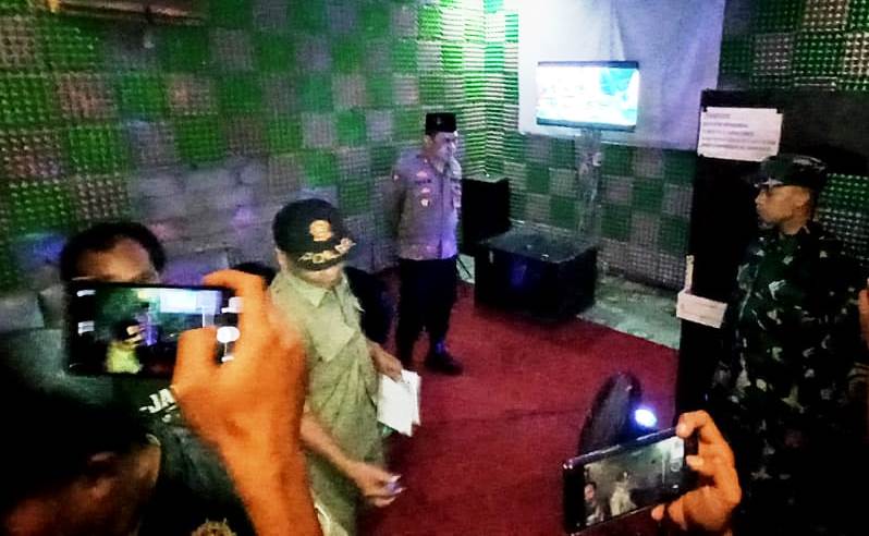 Karaoke Tersembunyi di Cirebon Tetap Beroperasi Saat Ramadhan Digeruduk Polisi Karaoke Tersembunyi di Cirebon Tetap Beroperasi Saat Ramadhan Digeruduk Polisi