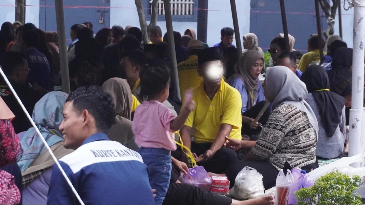 Haru di Balik Jeruji, Bukber Rutan Garut Hubungkan Warga Binaan dengan Keluarga Haru di Balik Jeruji, Bukber Rutan Garut Hubungkan Warga Binaan dengan Keluarga