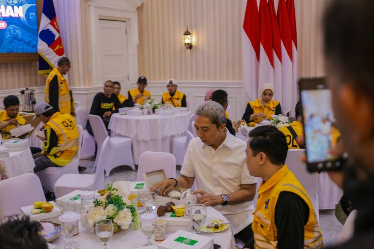 Wali Kota Dedie Rachim Apresiasi Pasukan Kuning Bogor dengan Buka Puasa Wali Kota Dedie Rachim Apresiasi Pasukan Kuning Bogor dengan Buka Puasa