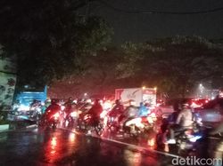 Foto aksi balap liar di Jalan Soekarno Hatta Bandung mengganggu lalu lintas pagi ini Foto aksi balap liar di Jalan Soekarno Hatta Bandung mengganggu lalu lintas pagi ini