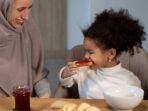 6 cara efektif orang tua ajarkan anak berpuasa di Ramadhan 6 cara efektif orang tua ajarkan anak berpuasa di Ramadhan