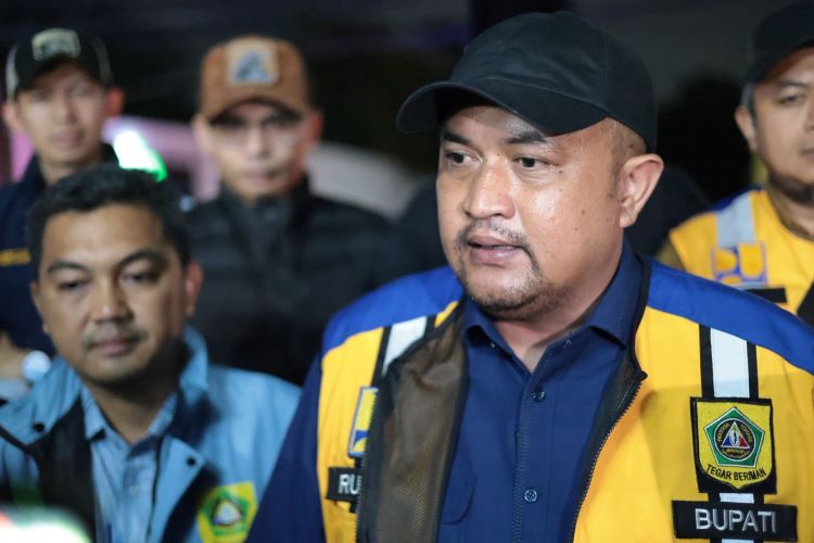 Bupati Rudy Susmanto Sidak Jalan Rusak Parung-Kemang Dini Hari Bupati Rudy Susmanto Sidak Jalan Rusak Parung-Kemang Dini Hari