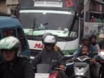 Jalur Puncak Bogor Masih Padati Pengunjung dan Pemudik, Polres Bogor Terapkan One Way Jalur Puncak Bogor Masih Padati Pengunjung dan Pemudik, Polres Bogor Terapkan One Way