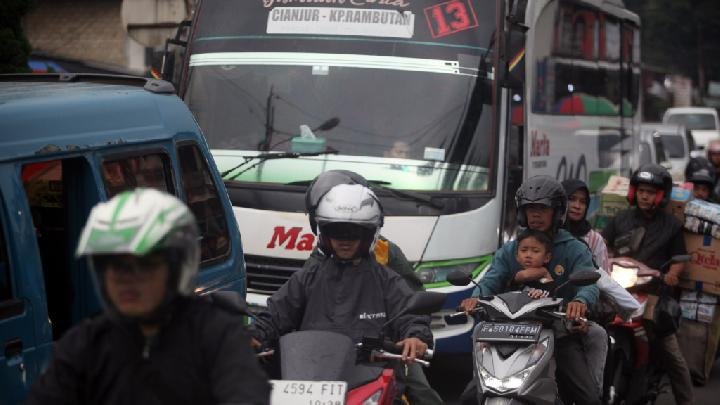 Jalur Puncak Bogor Masih Padati Pengunjung dan Pemudik, Polres Bogor Terapkan One Way Jalur Puncak Bogor Masih Padati Pengunjung dan Pemudik, Polres Bogor Terapkan One Way