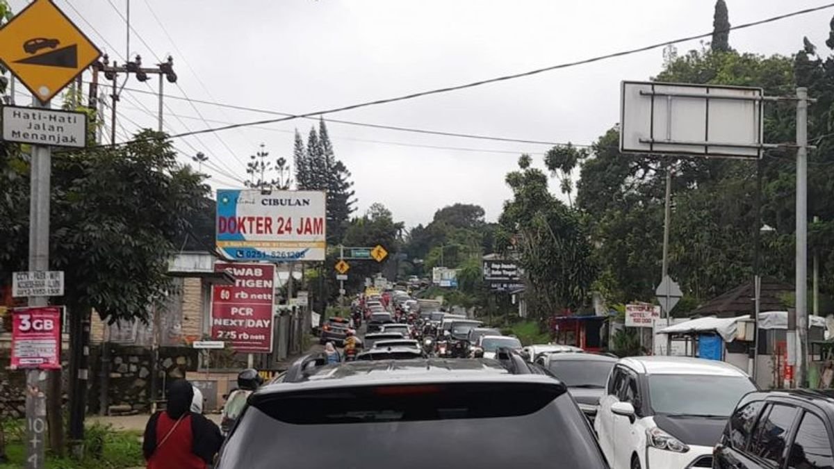 Lalu Lintas Puncak Bogor Masih Padat Pasca-Lebaran, Jalur Satu Arah Berlaku Hingga Akhir Pekan Lalu Lintas Puncak Bogor Masih Padat Pasca-Lebaran, Jalur Satu Arah Berlaku Hingga Akhir Pekan