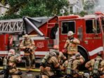 Pengorbanan Petugas Damkar dalam Padamkan Kebakaran Pabrik di Bogor Pengorbanan Petugas Damkar dalam Padamkan Kebakaran Pabrik di Bogor