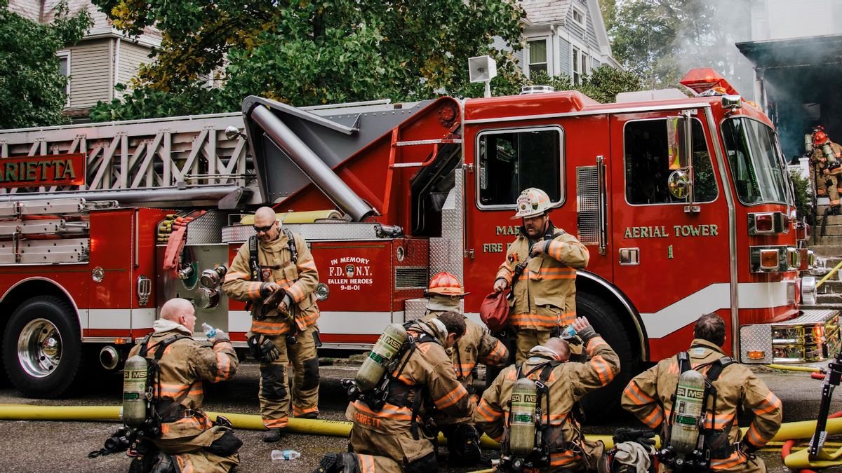 Pengorbanan Petugas Damkar dalam Padamkan Kebakaran Pabrik di Bogor Pengorbanan Petugas Damkar dalam Padamkan Kebakaran Pabrik di Bogor