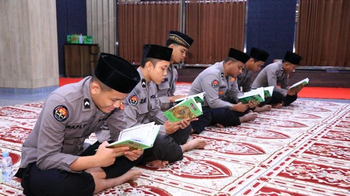 Ratusan Siswa Tunanetra Bandung Raya Selesaikan Al-Qur’an dalam Huruf Braille Ratusan Siswa Tunanetra Bandung Raya Selesaikan Al-Qur’an dalam Huruf Braille