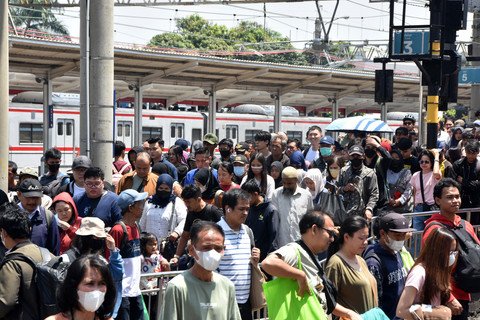 Kepadatan Stasiun Bogor di Hari Pertama Kerja Pasca-Lebaran Kepadatan Stasiun Bogor di Hari Pertama Kerja Pasca-Lebaran