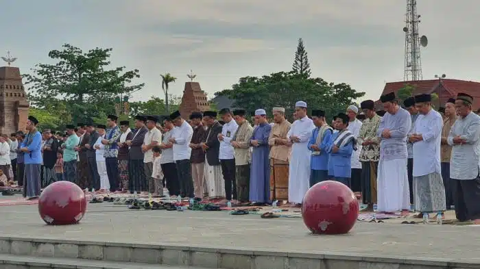 Salat Id di Alun-Alun Indramayu, Lucky Hakim: Semoga Allah Swt Berikan Berkah Salat Id di Alun-Alun Indramayu, Lucky Hakim: Semoga Allah Swt Berikan Berkah