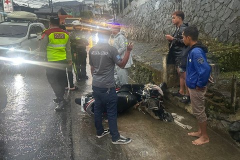 Pemotor Terseret Arus Saat Hujan Deras di Cianjur Pemotor Terseret Arus Saat Hujan Deras di Cianjur