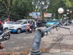 Bus pariwisata terjebak kabel, 2 PJU dan tiang listrik di Bandung roboh Bus pariwisata terjebak kabel, 2 PJU dan tiang listrik di Bandung roboh