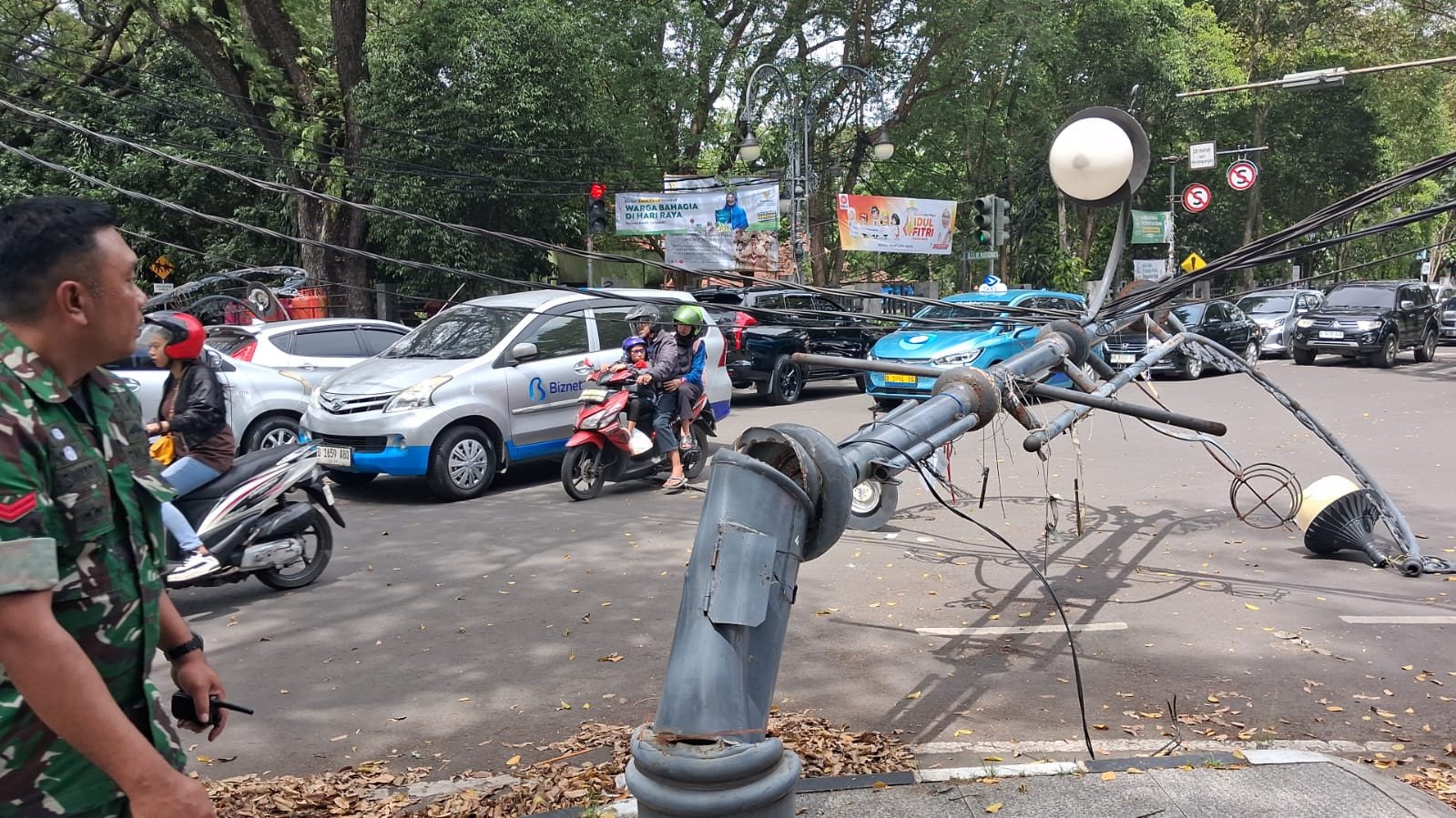 Bus pariwisata terjebak kabel, 2 PJU dan tiang listrik di Bandung roboh Bus pariwisata terjebak kabel, 2 PJU dan tiang listrik di Bandung roboh