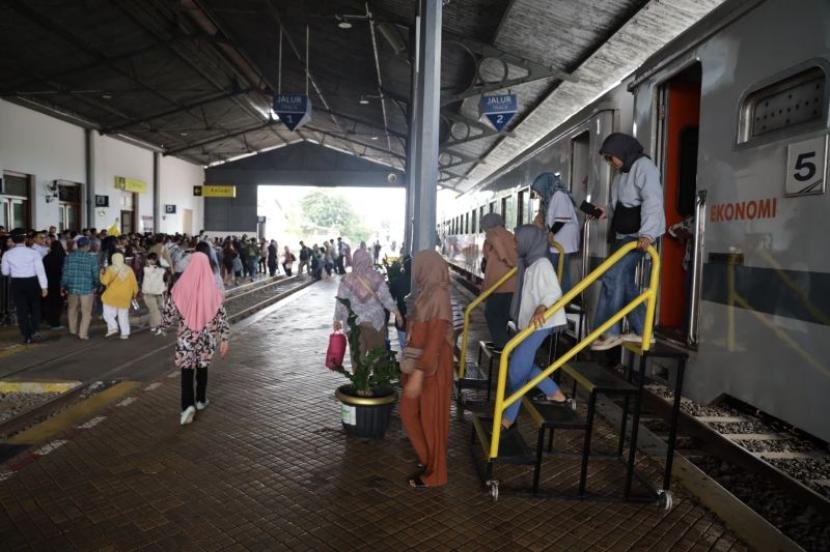 Okupansi KA Siliwangi Tembus 201 Persen Saat Mudik Lebaran 2026 Okupansi KA Siliwangi Tembus 201 Persen Saat Mudik Lebaran 2026