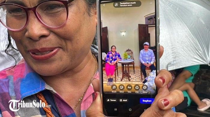 Momen tak terlupakan warga NTT di Solo: Hanya ingin melihat dari luar, akhirnya foto bersama Jokowi Momen tak terlupakan warga NTT di Solo: Hanya ingin melihat dari luar, akhirnya foto bersama Jokowi