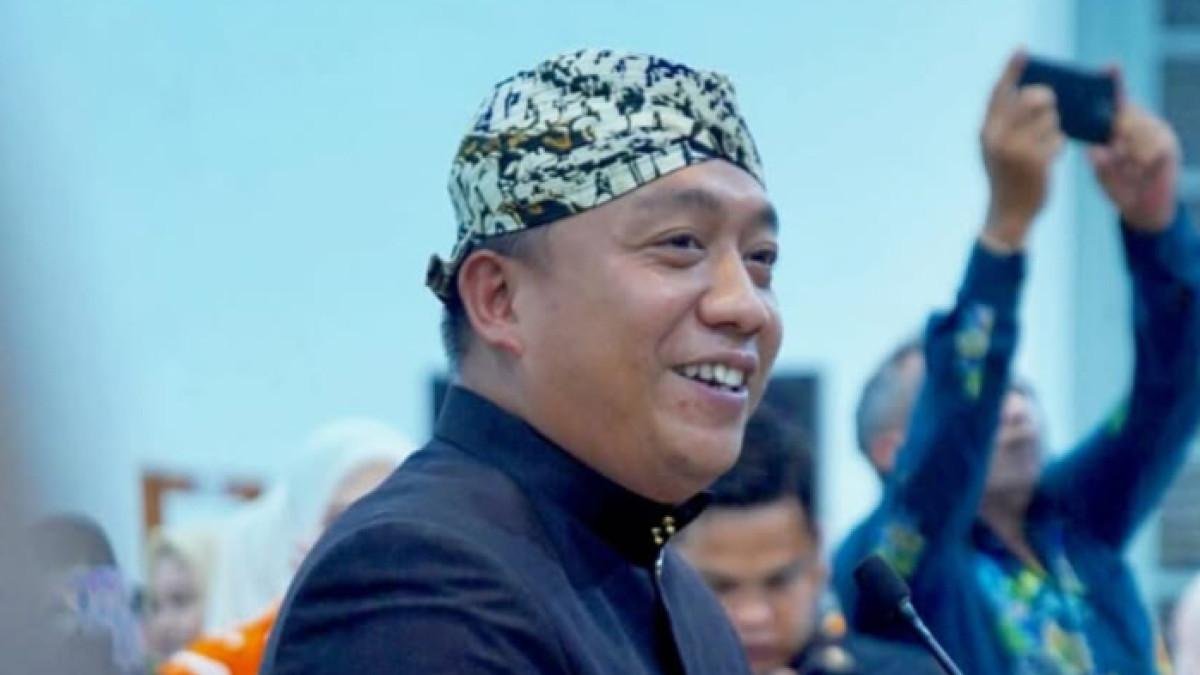 Latar Belakang Yusuf Rio, Bupati Situbondo yang Video Call LC dan Janjikan Pekerjaan, Mantan Ketua BEM Latar Belakang Yusuf Rio, Bupati Situbondo yang Video Call LC dan Janjikan Pekerjaan, Mantan Ketua BEM