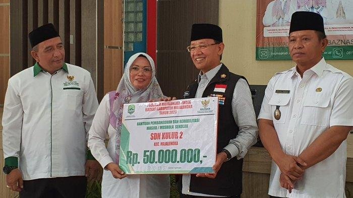 Bupati Majalengka Eman Suherman Bayar Zakat Mal di Baznas, Ajak ASN dan Pengusaha Ikut Berzakat Bupati Majalengka Eman Suherman Bayar Zakat Mal di Baznas, Ajak ASN dan Pengusaha Ikut Berzakat