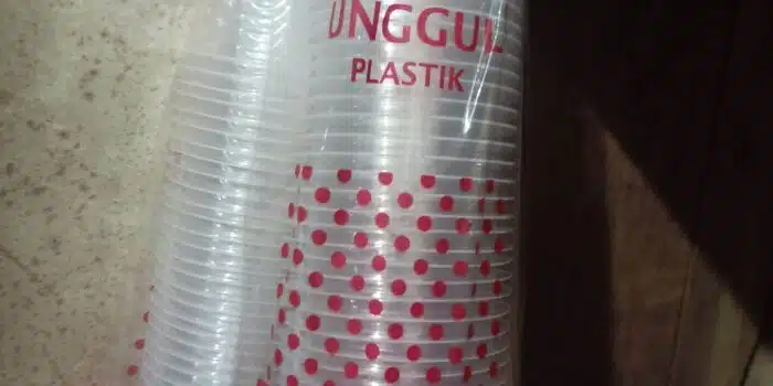 Hobi Minum Kopi? Waspadai Partikel Mikroplastik dari Gelas Sekali Pakai Hobi Minum Kopi? Waspadai Partikel Mikroplastik dari Gelas Sekali Pakai