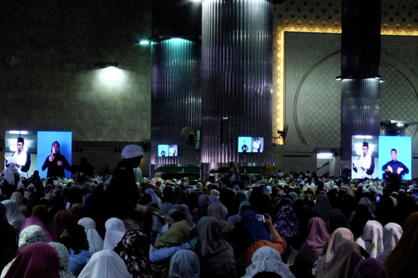 Nuzululquran di Masjid Agung Cimahi Dihadiri Penerjemah Bahasa Isyarat Nuzululquran di Masjid Agung Cimahi Dihadiri Penerjemah Bahasa Isyarat
