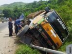 Jangan Terguling, Truk Sampah TPA Sarimukti Terjatuh di Tikungan Citatah Cipatat Bandung Barat Jangan Terguling, Truk Sampah TPA Sarimukti Terjatuh di Tikungan Citatah Cipatat Bandung Barat
