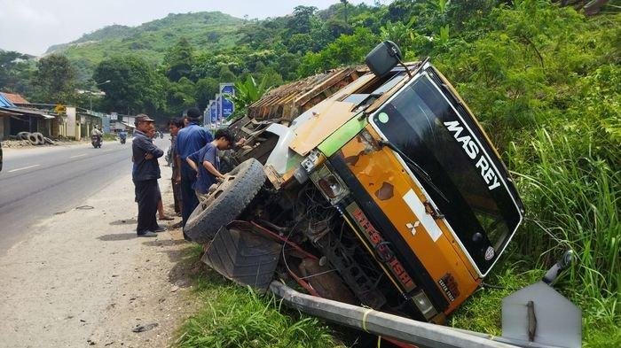 Jangan Terguling, Truk Sampah TPA Sarimukti Terjatuh di Tikungan Citatah Cipatat Bandung Barat Jangan Terguling, Truk Sampah TPA Sarimukti Terjatuh di Tikungan Citatah Cipatat Bandung Barat