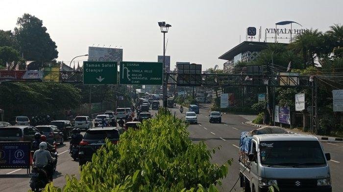 41.800 Kendaraan Tinggalkan Puncak Bogor, Simpang Gadog Masih Macet 41.800 Kendaraan Tinggalkan Puncak Bogor, Simpang Gadog Masih Macet