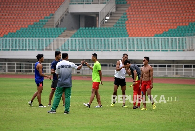Coba Dash Run di Stadion Pakansari, Kapolres Bogor Lawan Atlet Peraih Emas SEA Games Coba Dash Run di Stadion Pakansari, Kapolres Bogor Lawan Atlet Peraih Emas SEA Games