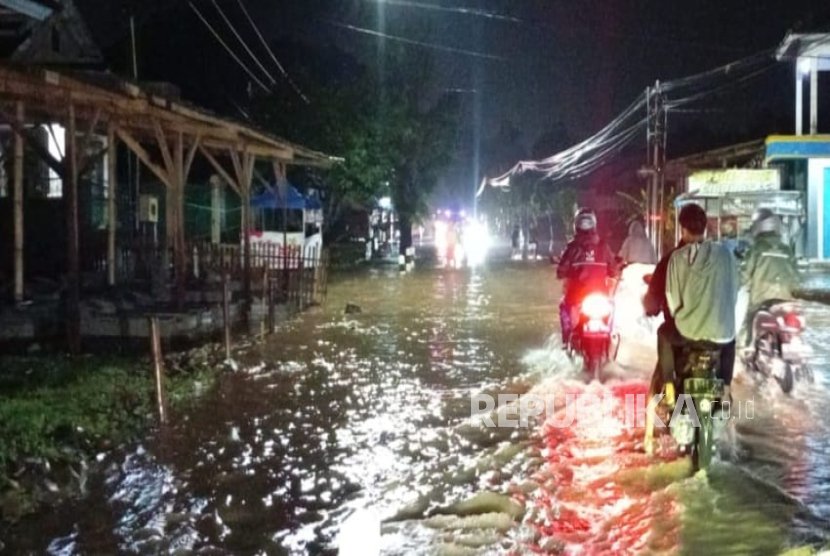 Hujan deras di Majalengka picu longsor dan banjir, jembatan Cijurey ambruk Hujan deras di Majalengka picu longsor dan banjir, jembatan Cijurey ambruk