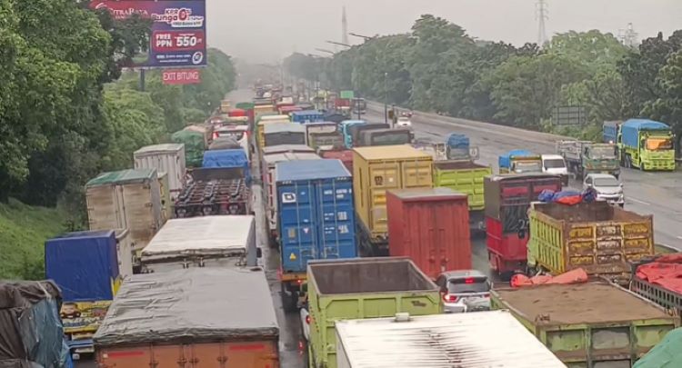 Tol Tangerang–Merak Terendam Banjir, Kemacetan 5 Km Lebih Tol Tangerang–Merak Terendam Banjir, Kemacetan 5 Km Lebih