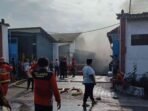 Gerobak Nasi Goreng Rusak Akibat Kebakaran Truk LPG di Sukabumi Gerobak Nasi Goreng Rusak Akibat Kebakaran Truk LPG di Sukabumi