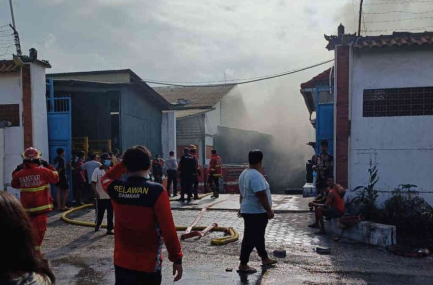 Gerobak Nasi Goreng Rusak Akibat Kebakaran Truk LPG di Sukabumi Gerobak Nasi Goreng Rusak Akibat Kebakaran Truk LPG di Sukabumi