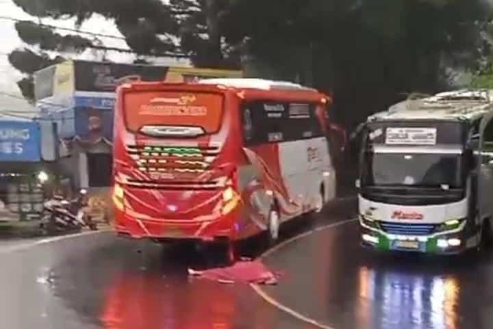 Jalur Licin, Pengendara Motor Tewas Tersandung di Puncak Bogor Jalur Licin, Pengendara Motor Tewas Tersandung di Puncak Bogor