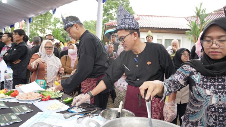 Bupati Bogor Masak Bersama dalam Pesona Ramadan, Perkuat Kebersamaan Bupati Bogor Masak Bersama dalam Pesona Ramadan, Perkuat Kebersamaan