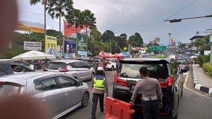 Warga Bogor 12 Jam Naik Motor ke Tasik, Terjebak di Puncak, Lancar ke Bandung Warga Bogor 12 Jam Naik Motor ke Tasik, Terjebak di Puncak, Lancar ke Bandung
