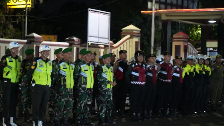 Patroli Ramadan: Bupati Bogor & Forkopimda Amankan 124 Botol Miras Patroli Ramadan: Bupati Bogor & Forkopimda Amankan 124 Botol Miras