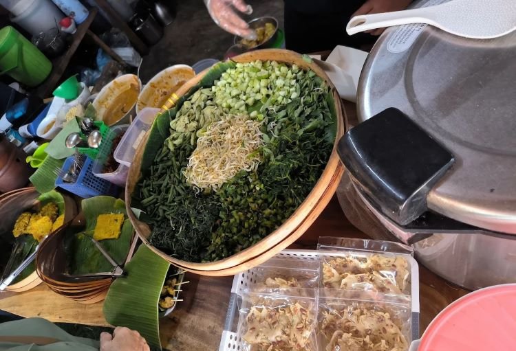 Sensasi Kuliner Bogor: Pecel Pincuk Daun Jati yang Legendaris Sensasi Kuliner Bogor: Pecel Pincuk Daun Jati yang Legendaris
