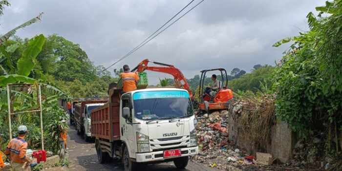 Penanganan Sampah Liar di Cisarua: Pemkab Bogor Kerahkan Puluhan Truk Penanganan Sampah Liar di Cisarua: Pemkab Bogor Kerahkan Puluhan Truk