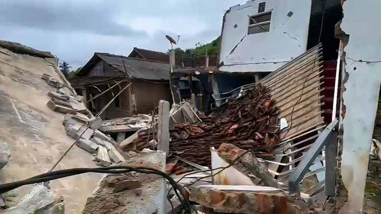 Pemandangan Memilukan: Kampung Cijambe Bantargadung Luluh Lantak Pemandangan Memilukan: Kampung Cijambe Bantargadung Luluh Lantak