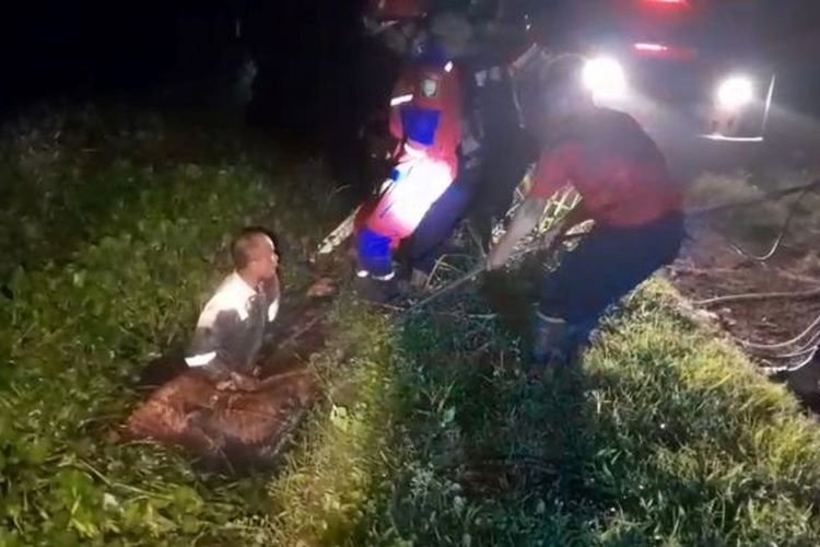 Sapi Warga Balongan Terseret Sungai, Damkar Turun Tangan Sapi Warga Balongan Terseret Sungai, Damkar Turun Tangan