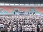 Puluhan Ribu Warga Padati Stadion Pakansari untuk Idul Fitri Bersama Bupati Puluhan Ribu Warga Padati Stadion Pakansari untuk Idul Fitri Bersama Bupati